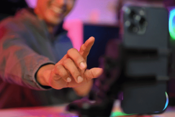 mano-apuntando-a-iphone