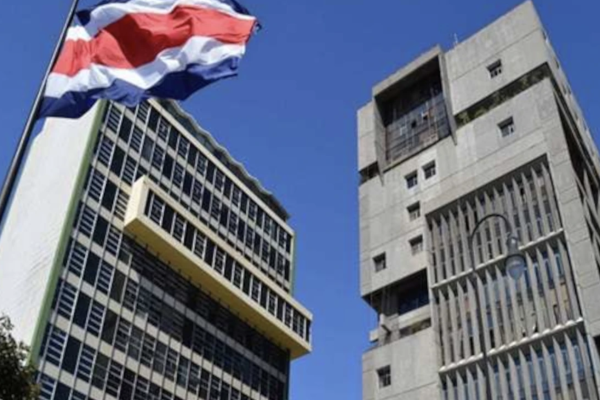 edificios-y-bandera-de-costa-rica